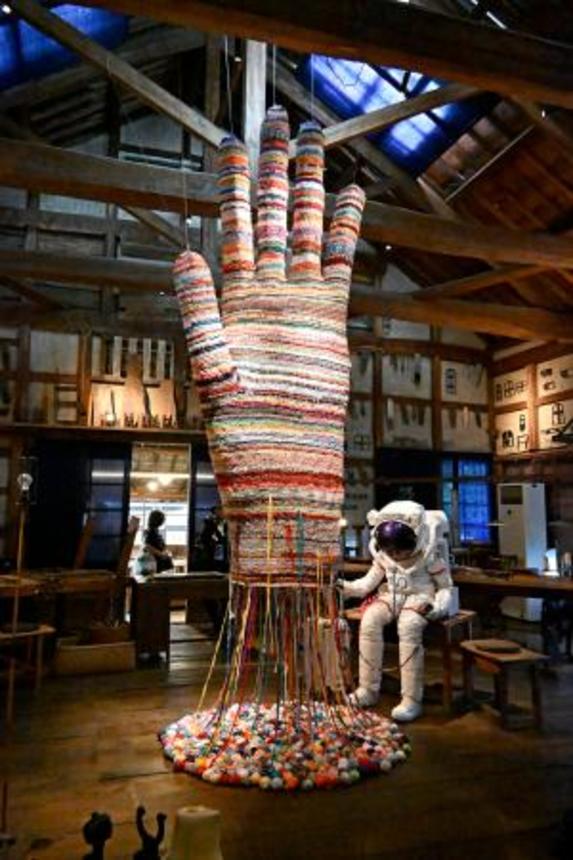 　「瀬戸内国際芸術祭２０２５」で展示されている、レオニート・チシコフさんの作品「みんなの手　月まで届く手袋を編もう！」＝香川県東かがわ市