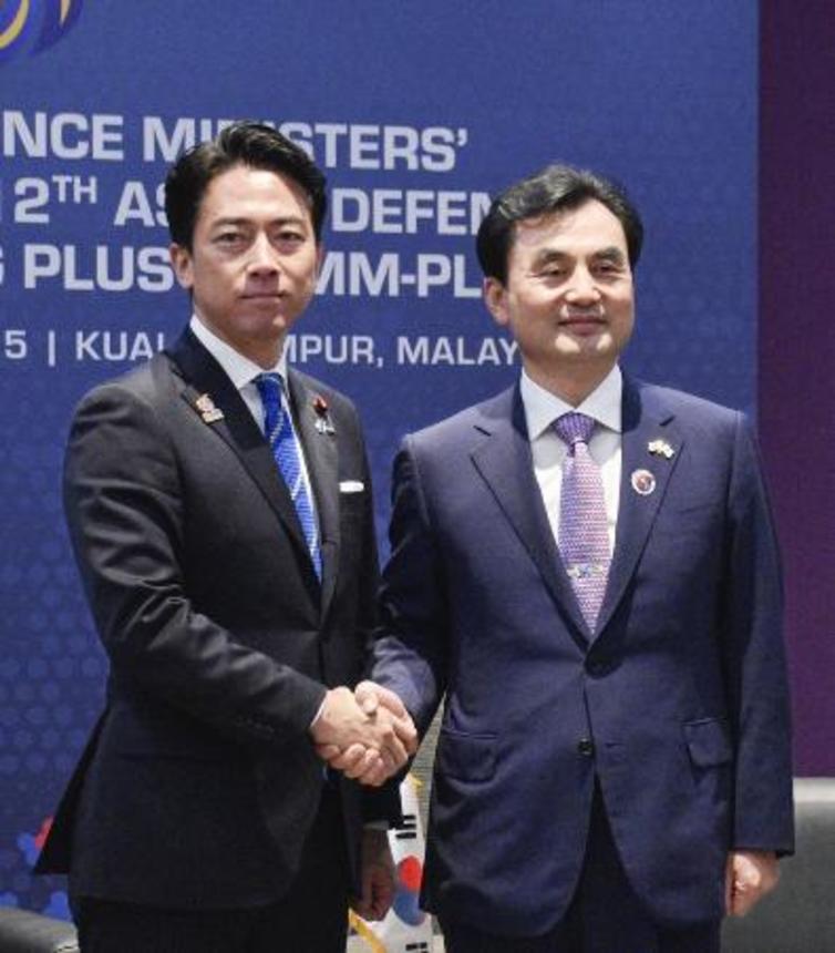 　小泉防衛相（左）と韓国の安圭伯国防相＝昨年１１月、クアラルンプール
