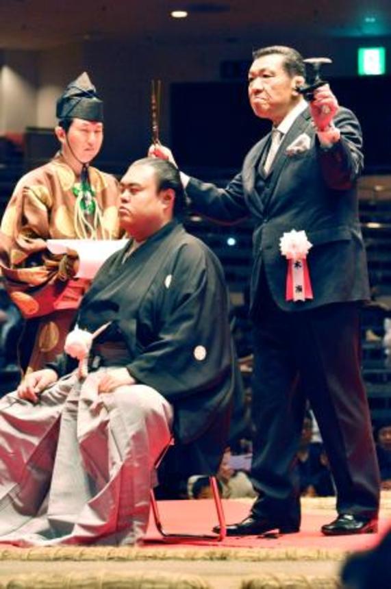 　断髪式で師匠の木瀬親方（右）に最後のはさみを入れられた元幕内英乃海＝３日、東京・両国国技館