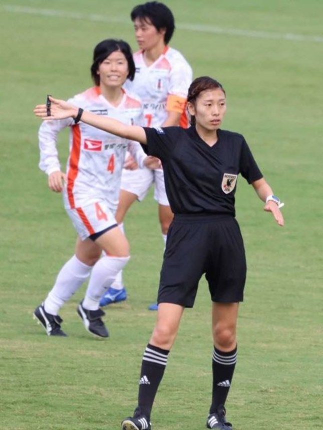 主審として試合を裁く女子１級審判員の曽根未宇さん（本人提供）