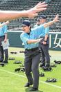 　甲子園球場で行われた全国審判講習会に参加した女性審判員の佐藤加奈さん＝４日、兵庫県西宮市