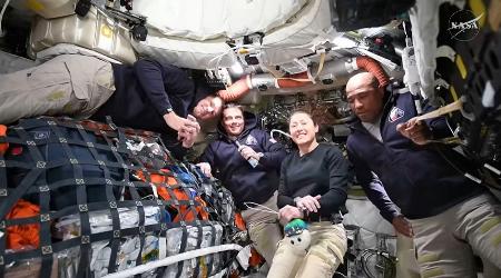 　宇宙船オリオンからインタビューに応じる船長のリード・ワイズマン飛行士（左から２人目）ら（ＮＡＳＡの中継から）