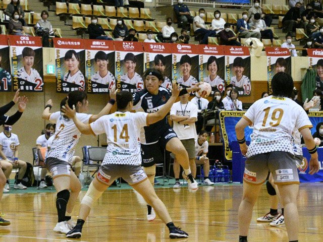 飛騨高山×三重＝後半、厳しいマークの中、果敢にシュートを放つ飛騨高山・和田＝飛騨高山ビッグアリーナ