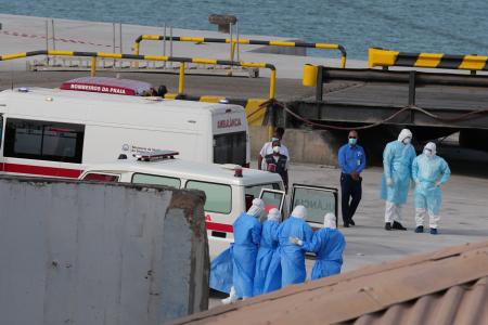 　カボベルデの首都プライアの港で６日、クルーズ船から患者を退避させる防護服姿の医療従事者ら（ＡＰ＝共同）