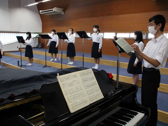 感染対策のため、マスクを着けて合唱する生徒ら＝岐阜市大縄場、岐阜高校