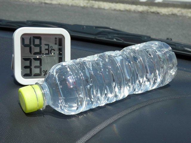 炎天下の車内にペットボトルの水を置いた実験。温度計は５０度まで上がると高温エラーが表示された