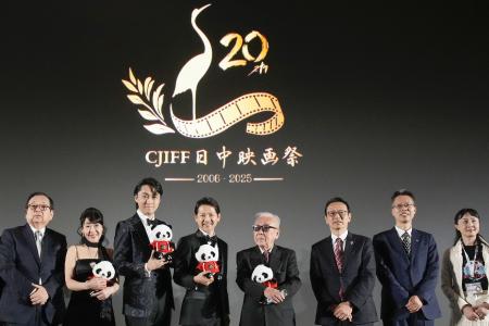 　「２０２５北京・日本映画週間」の開幕式で記念写真に納まる（左４人目から）緒形直人さんと神山征二郎監督ら＝１９日、北京（共同）