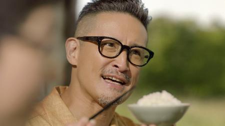 　福島県産のコメと牛肉の安全性をＰＲする松岡昌宏さん（福島県提供）