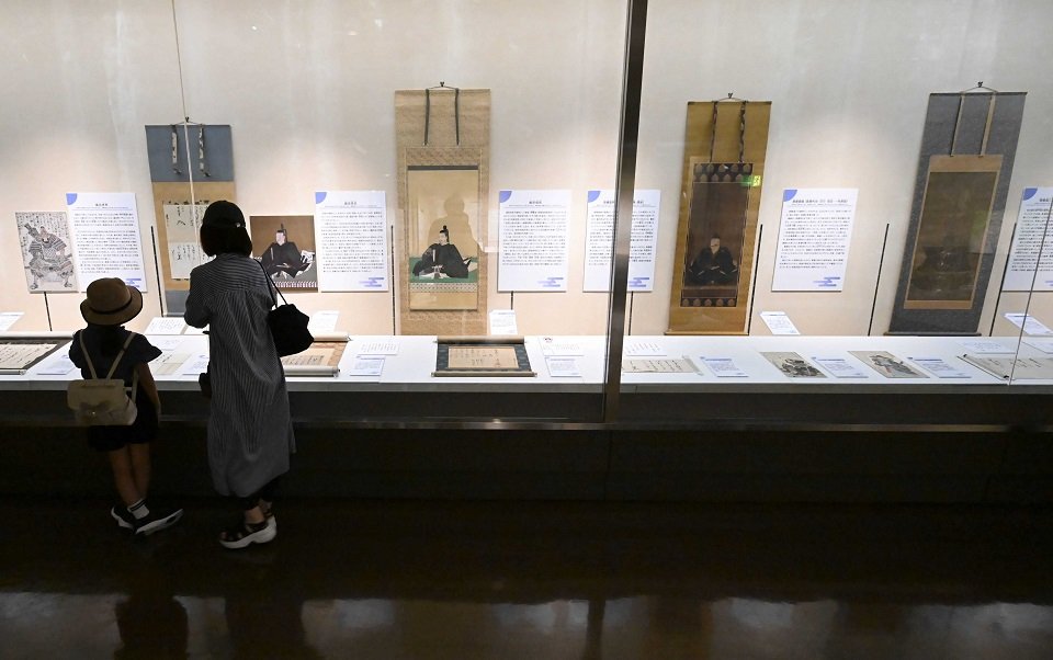 「岐阜城と織田信長」展で信長公ら歴代城主の肖像画を見学する来賓ら＝８日午前、岐阜市大宮町、市歴史博物館（撮影・堀尚人）