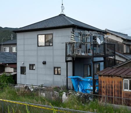 　女性２人の遺体が見つかった住宅＝１９日午後７時３分、兵庫県たつの市