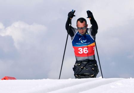 　ノルディックスキー距離男子１０キロ座位で力走するジョージアのテムリ・ダディアニ＝１１日、イタリア・テーゼロ（共同）