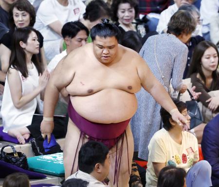 　藤ノ川に敗れ、引き揚げる御嶽海＝ＩＧアリーナ
