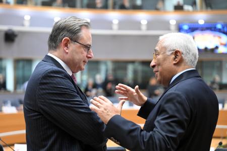 　ＥＵ首脳会議で言葉を交わすベルギーのデウェーフェル首相（左）とＥＵのコスタ大統領＝１８日、ブリュッセル（ゲッティ＝共同）