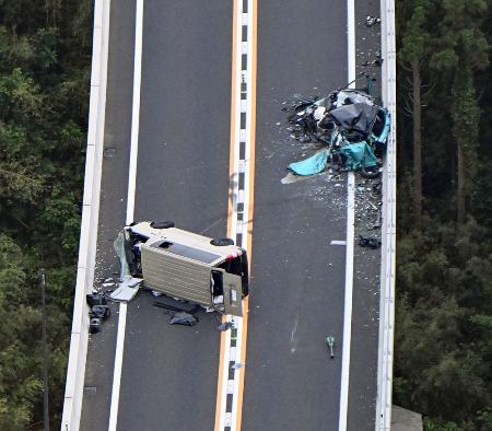 　島根県出雲市の山陰自動車道で発生した事故の現場＝５月３１日