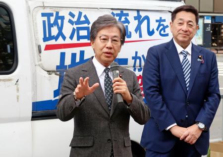 　街頭演説する立憲民主党の安住幹事長（左）＝３日午後、ＪＲ博多駅前