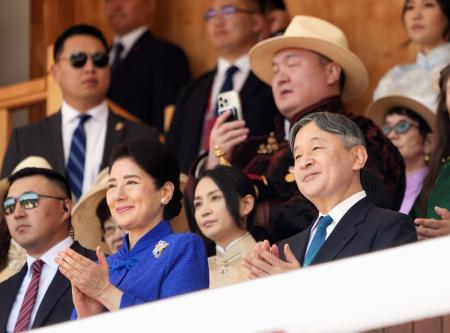 　モンゴルの祭典「ナーダム」の開会式を観覧される天皇、皇后両陛下＝１１日、ウランバートル（代表撮影・共同）