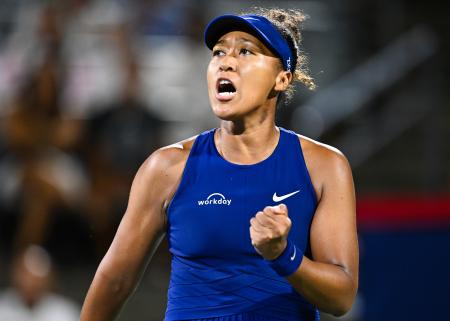 　女子シングルス準決勝でクララ・タウソンからポイントを奪いガッツポーズの大坂なおみ＝６日、モントリオール（ゲッティ＝共同）
