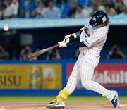　６回ヤクルト２死一、二塁、長岡が右越えへ３ランを放つ＝神宮