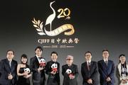 　「２０２５北京・日本映画週間」の開幕式で記念写真に納まる（左４人目から）緒形直人さんと神山征二郎監督ら＝１９日、北京（共同）