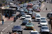 　北京市内を走る車＝４月（共同）