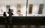 「岐阜城と織田信長」展で信長公ら歴代城主の肖像画を見学する来賓ら＝８日午前、岐阜市大宮町、市歴史博物館（撮影・堀尚人）