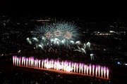 夜空を鮮やかに染めるワイドスターマイン＝１１日午後７時５６分、岐阜市の金華山山頂の展望台から