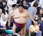 　藤ノ川に敗れ、引き揚げる御嶽海＝ＩＧアリーナ