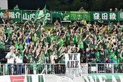 奮闘する選手に声援を送るＦＣ岐阜のサポーター＝長良川競技場