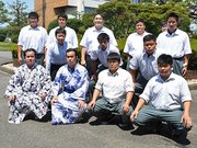 母校の岐阜農林高校を訪れ、後輩たちと写真に納まる朝気龍（前列左から２人目）ら＝本巣郡北方町北方