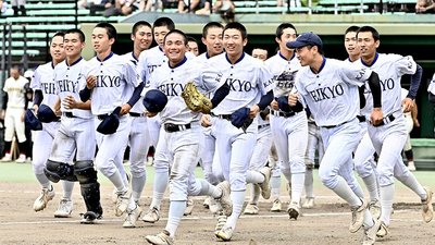 中京を下し、笑顔で駆け出す帝京大可児ナイン＝２７日午前１０時５６分、岐阜市長良福光、ぎふしん長良川球場（撮影・堀尚人）
