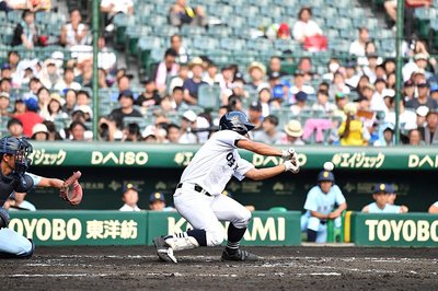 大垣日大×近江＝３回表大垣日大１死三塁、日比野がスリーバントスクイズを決める＝阪神甲子園球場