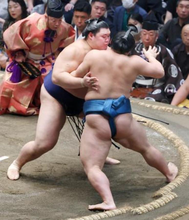 　大の里（左）が押し出しで琴栄峰を下す＝両国国技館