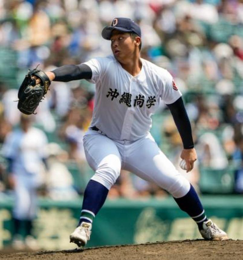 　鳴門戦の６回から２番手で登板した沖縄尚学・末吉＝甲子園