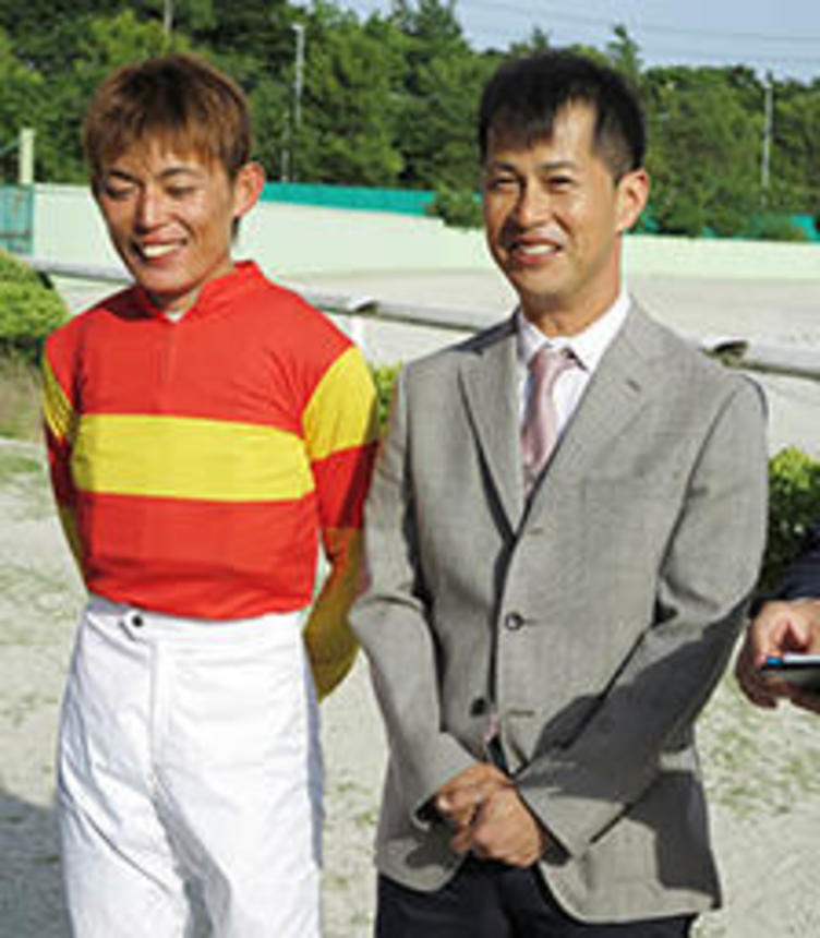 東海ダービーを制覇した大畑雅章騎手（左）と川西毅調教師