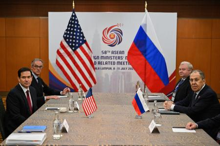 　１０日、マレーシア・クアラルンプールで会談したロシアのラブロフ外相（右手前）とルビオ米国務長官（左手前）（ＡＰ＝共同）