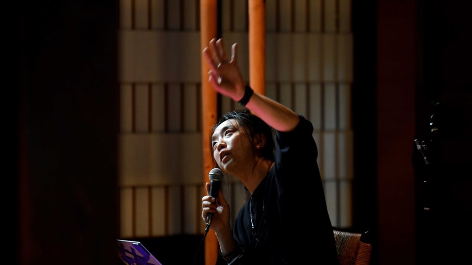 「伝統建築の空間的な豊かさが、手長・足長が存在すると空想できる余裕を生んだ」と語った落合陽一さん＝いずれも高山市大新町、日下部民芸館