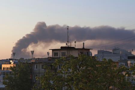 　ロシアによる攻撃後、立ち上る煙＝１７日、ウクライナの首都キーウ（共同）