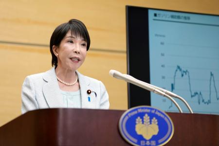 　記者団の取材に応じる高市首相。１２月から来年２月の電気・ガス料金を補助すると表明した＝２９日午後、首相官邸