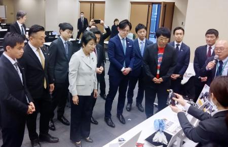 　プラモデルなど模型文化の振興を図る議員連盟の設立総会で展示品を見学する議員ら＝２４日午後、国会