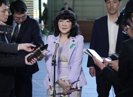 　高市早苗首相と面会後、記者団の取材に応じる片山さつき財務相＝４月２０日、首相官邸