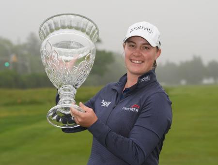 　通算１５アンダーで優勝したジェニファー・カップチョ＝シービュー（共同）