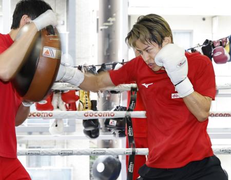　王座決定戦に向け練習するＩＢＦスーパーフェザー級３位の力石政法＝横浜市