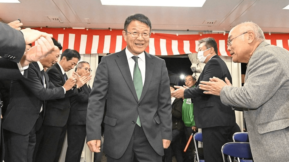 初当選を確実にして、支持者に出迎えられる山川弘保さん＝３１日午後、岐阜県郡上市