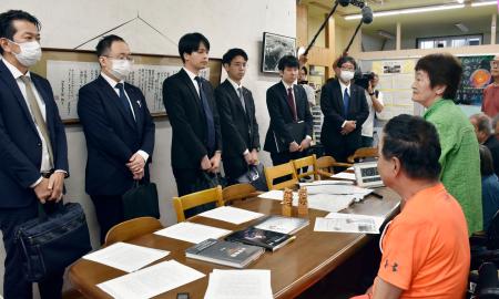 　胎児性水俣病の患者（右手前）らと面会するトライグループの社員ら＝４日午後、熊本県水俣市