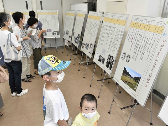杉原ウイークに合わせ、展示が始まった杉原千畝年表＝加茂郡八百津町八百津、町防災センター