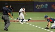 　決勝の韓国戦の２回、捕手山田の悪送球で先制を許す高校日本代表＝台北（共同）