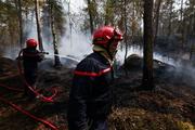 　パリ近郊フォンテーヌブロー付近の森で続く山火事の消火作業＝１４日（ロイター＝共同）