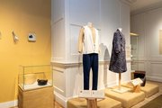 石徹白洋品店の衣服が出展された「Ａｒｔ　Ｗｉｔｈｏｕｔ　Ｈｅｒｏｅｓ　Ｍｉｎｇｅｉ」展＝イギリス・ロンドンのウィリアム・モリス・ギャラリー（平野馨生里さん提供）