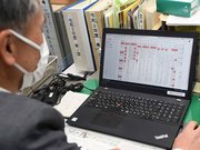 自動採点システムの模範解答を確認する教諭＝岐阜市則武、岐阜北高校