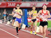 　女子５０００メートル　ゴール前で競り合う（左から）山本有真、田中希実＝パロマ瑞穂スタジアム